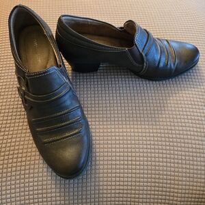 Brown naturalizer block heel shoes